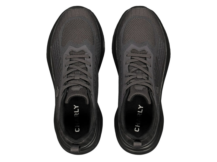 Par de tenis deportivos Charly en color gris oscuro con suela negra y agujetas coordinadas.