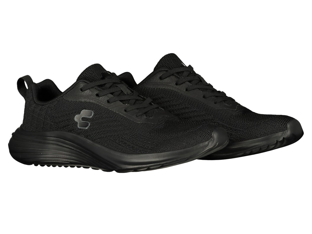 Par de tenis deportivos Charly en color negro con tejido de malla y suela negra.