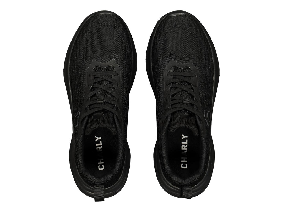 Par de tenis deportivos Charly en color negro con tejido de malla y suela negra.