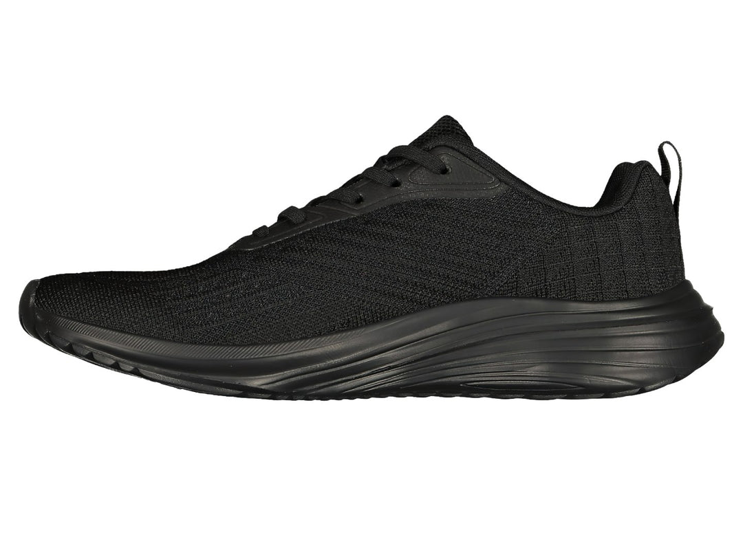 Par de tenis deportivos Charly en color negro con tejido de malla y suela negra.