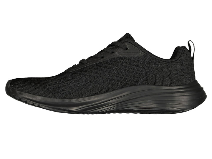 Par de tenis deportivos Charly en color negro con tejido de malla y suela negra.