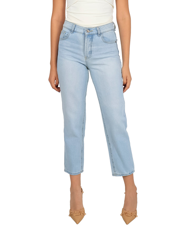Mujer vistiendo jeans Jeanswest de color azul medio stone con corte recto y talle alto.
