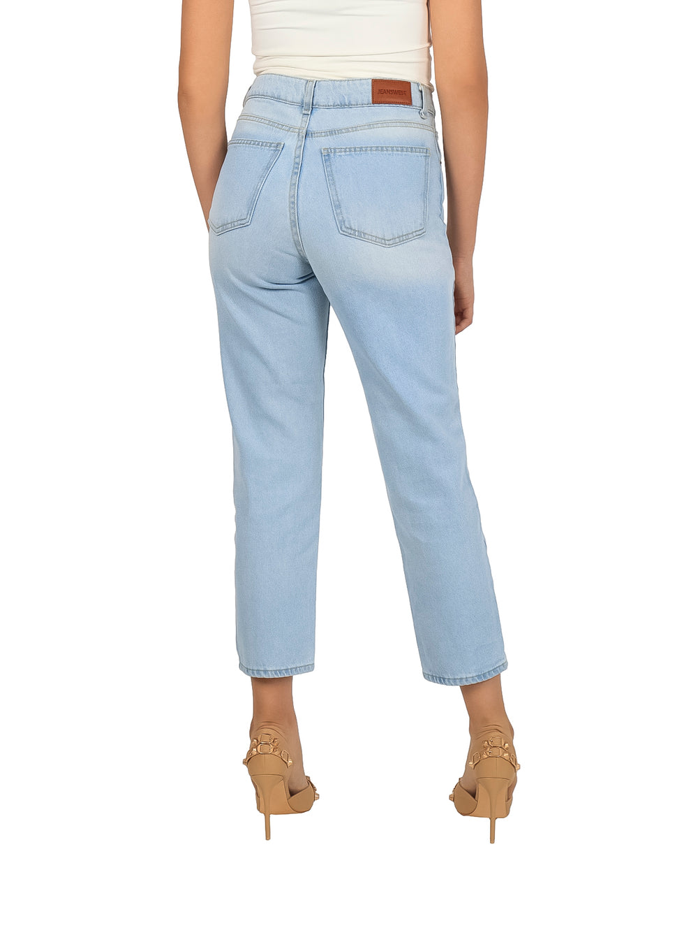 Mujer vistiendo jeans Jeanswest de color azul medio stone con corte recto y talle alto.