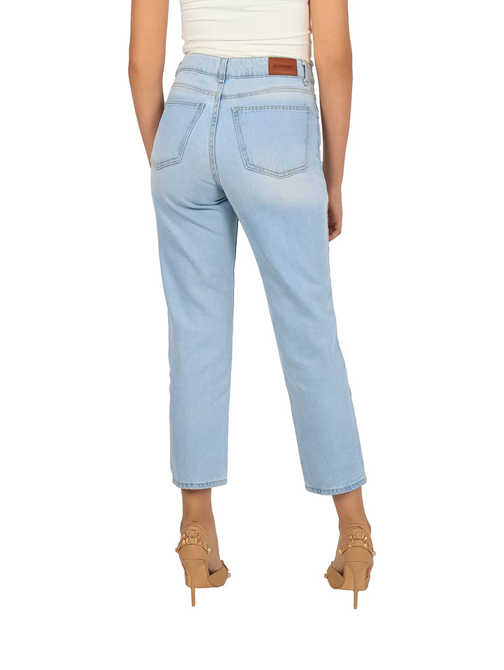 Mujer vistiendo jeans Jeanswest de color azul medio stone con corte recto y talle alto.