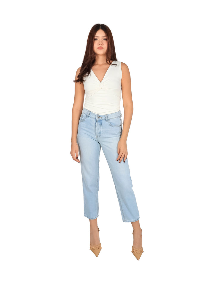 Mujer vistiendo jeans Jeanswest de color azul medio stone con corte recto y talle alto.