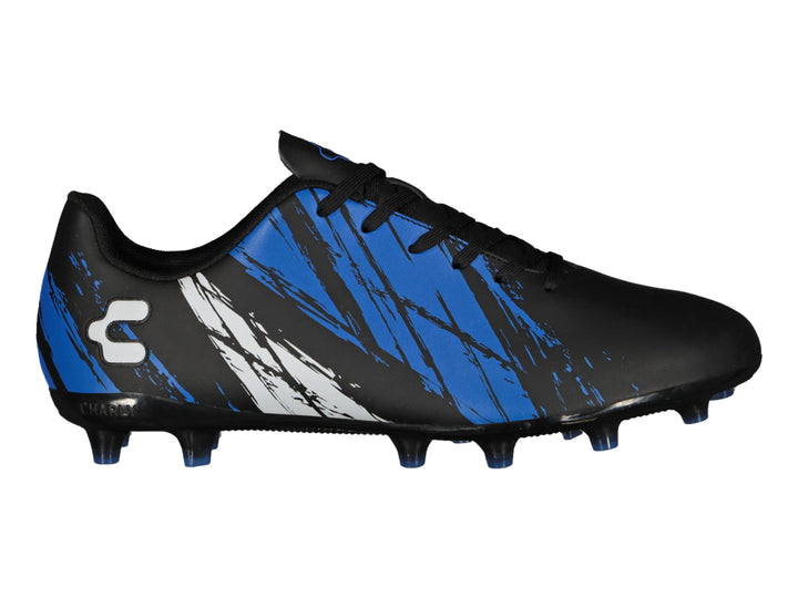 Zapato de fútbol Charly color negro con detalles en azul y blanco, diseño deportivo para pasto.