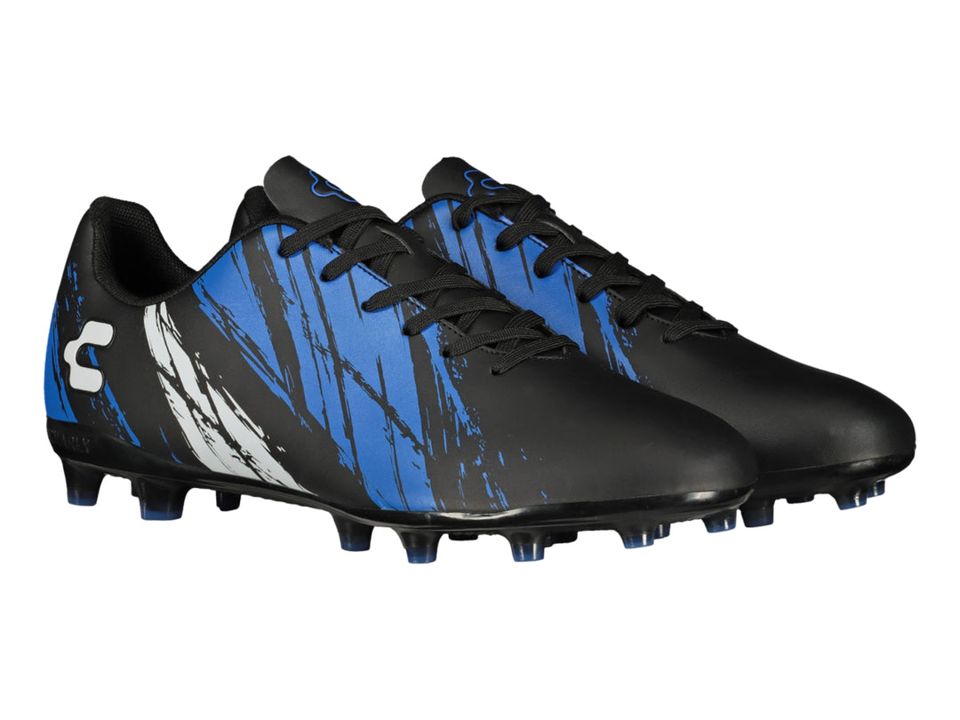 Zapato de fútbol Charly color negro con detalles en azul y blanco, diseño deportivo para pasto.