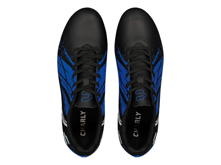 Zapato de fútbol Charly color negro con detalles en azul y blanco, diseño deportivo para pasto.