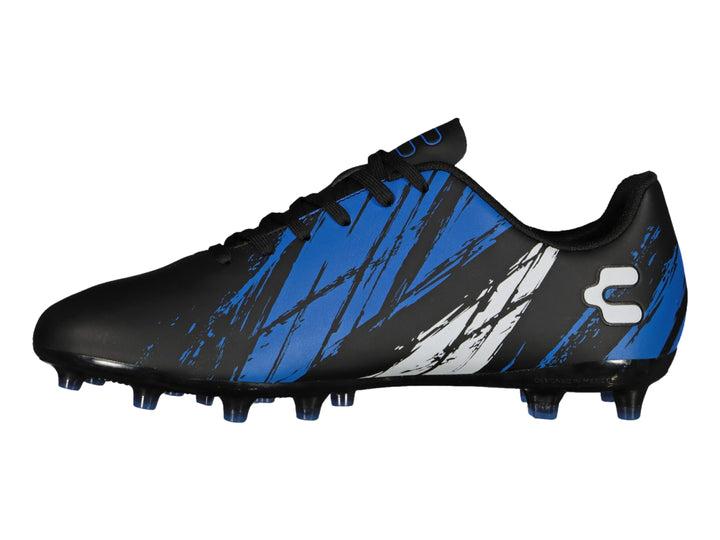 Zapato de fútbol Charly color negro con detalles en azul y blanco, diseño deportivo para pasto.