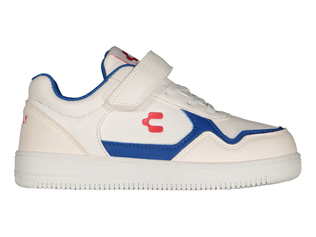 Tenis deportivos blancos con detalles en azul, cierre de velcro y agujetas.