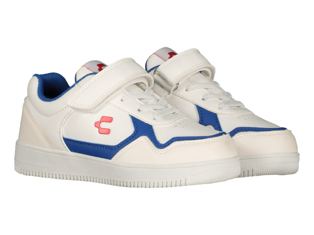 Tenis deportivos blancos con detalles en azul, cierre de velcro y agujetas.