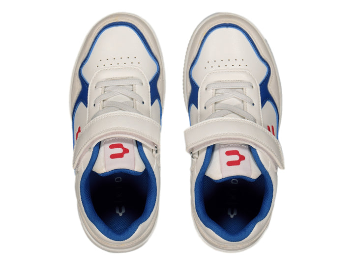 Tenis deportivos blancos con detalles en azul, cierre de velcro y agujetas.