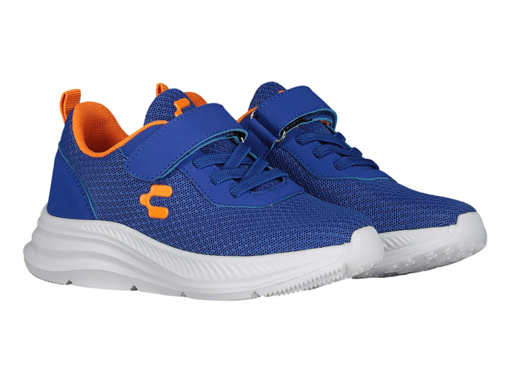 Tenis deportivos Charly color azul con suela blanca y detalles en naranja.