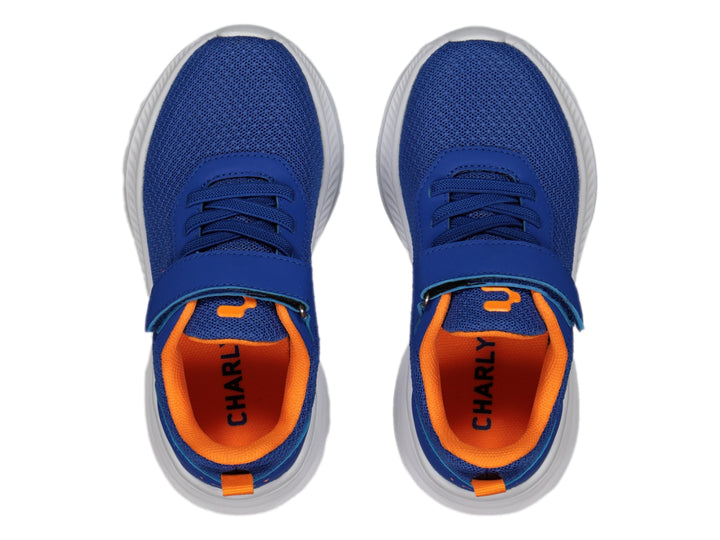 Tenis deportivos Charly color azul con suela blanca y detalles en naranja.