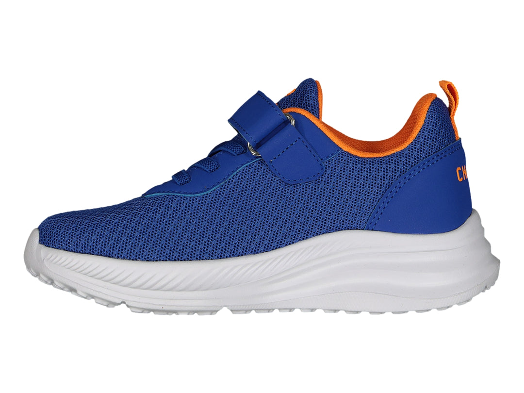 Tenis deportivos Charly color azul con suela blanca y detalles en naranja.