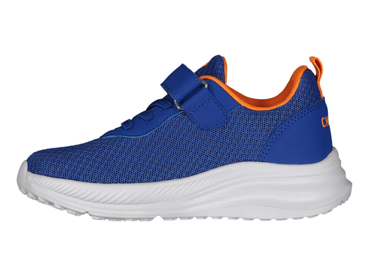 Tenis deportivos Charly color azul con suela blanca y detalles en naranja.