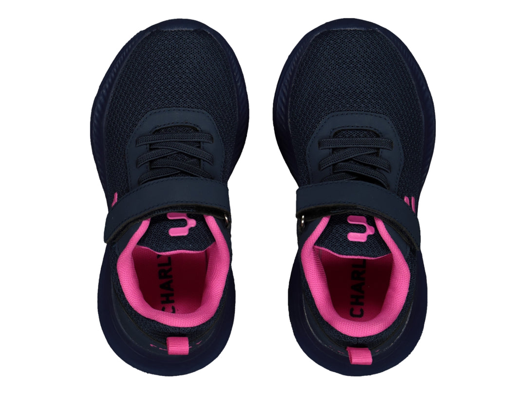 Tenis deportivos Charly para niña en color azul marino con detalles en rosa y cierre de correa velcro.