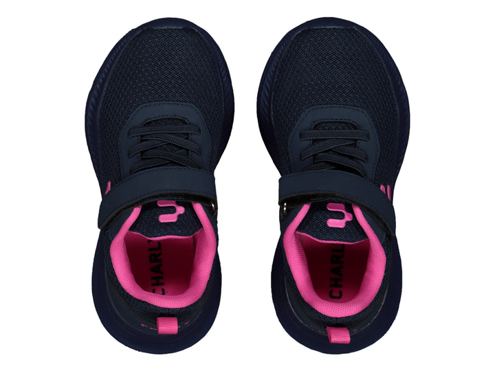 Tenis deportivos Charly para niña en color azul marino con detalles en rosa y cierre de correa velcro.