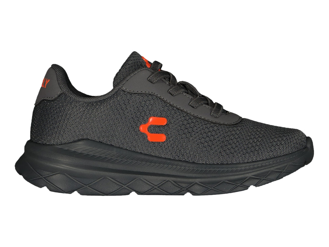 Tenis deportivos Charly color gris con suela negra y logotipo naranja.