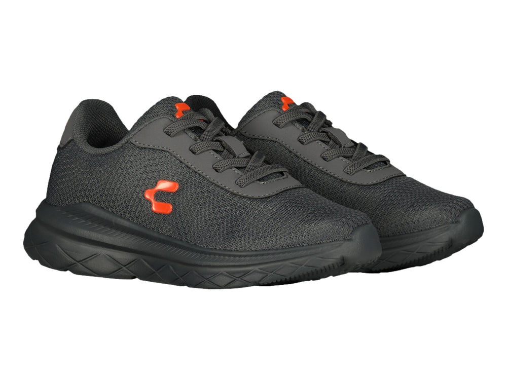 Tenis deportivos Charly color gris con suela negra y logotipo naranja.
