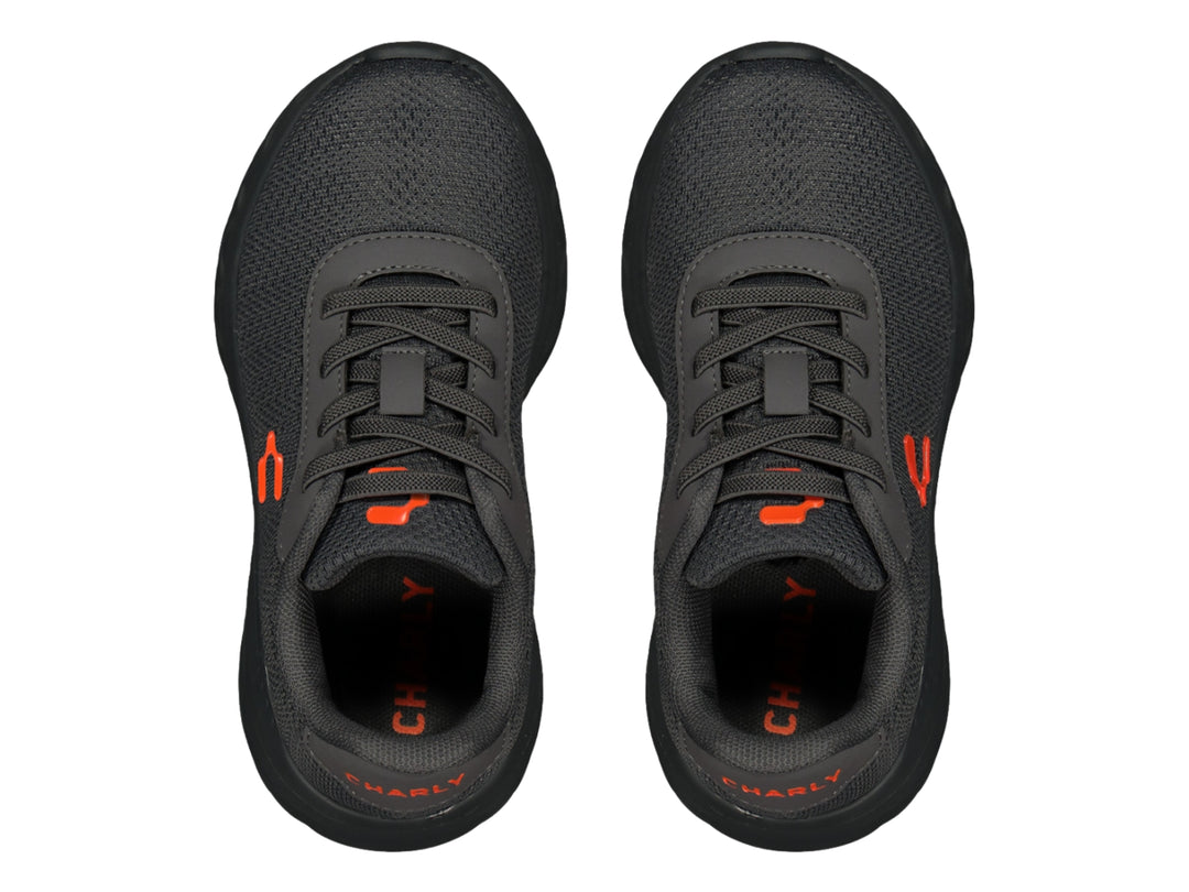 Tenis deportivos Charly color gris con suela negra y logotipo naranja.