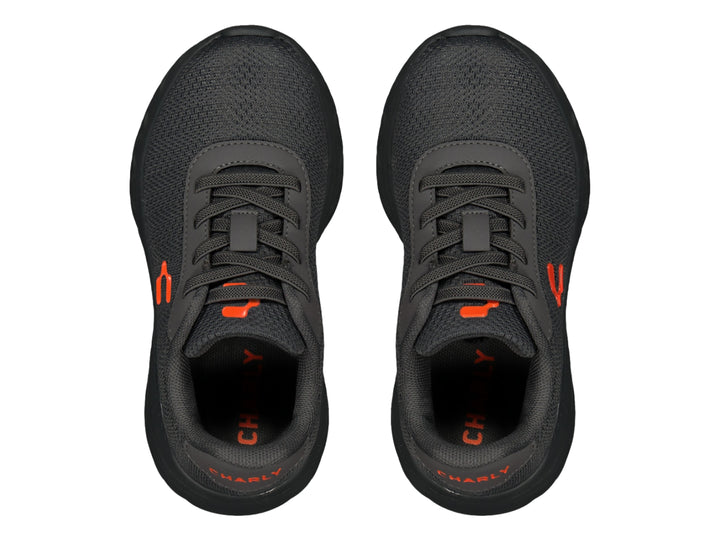 Tenis deportivos Charly color gris con suela negra y logotipo naranja.