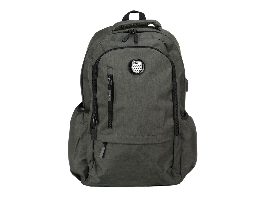 Mochila K-Swiss color oliva con detalles en negro, diseño juvenil con múltiples compartimentos y cierre frontal.