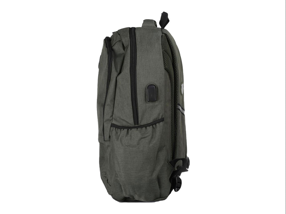 Mochila K-Swiss color oliva con detalles en negro, diseño juvenil con múltiples compartimentos y cierre frontal.