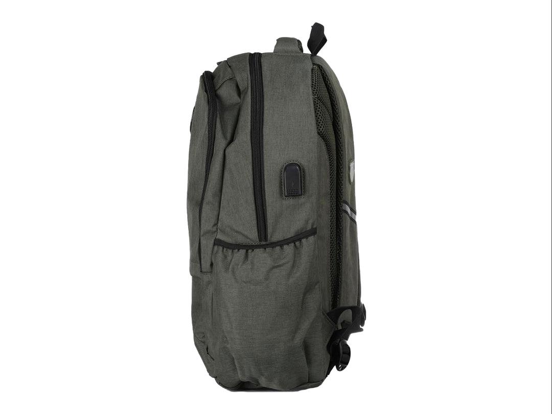 Mochila K-Swiss color oliva con detalles en negro, diseño juvenil con múltiples compartimentos y cierre frontal.
