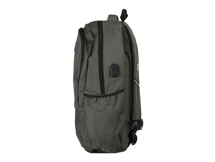 Mochila K-Swiss color oliva con detalles en negro, diseño juvenil con múltiples compartimentos y cierre frontal.