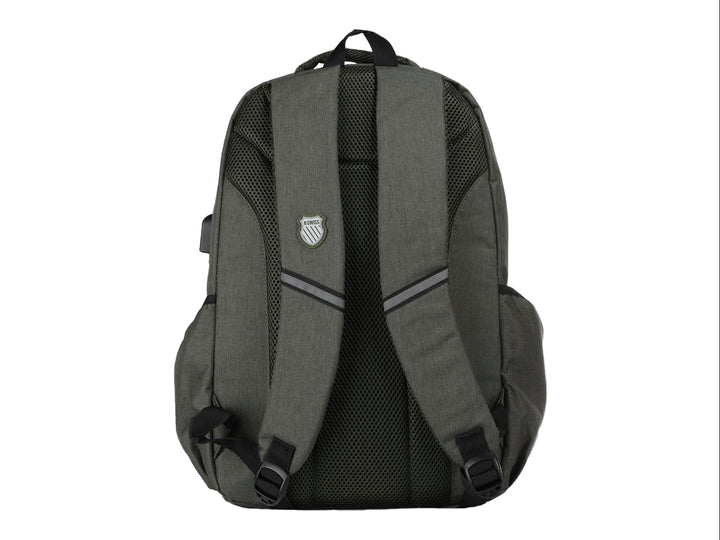 Mochila K-Swiss color oliva con detalles en negro, diseño juvenil con múltiples compartimentos y cierre frontal.