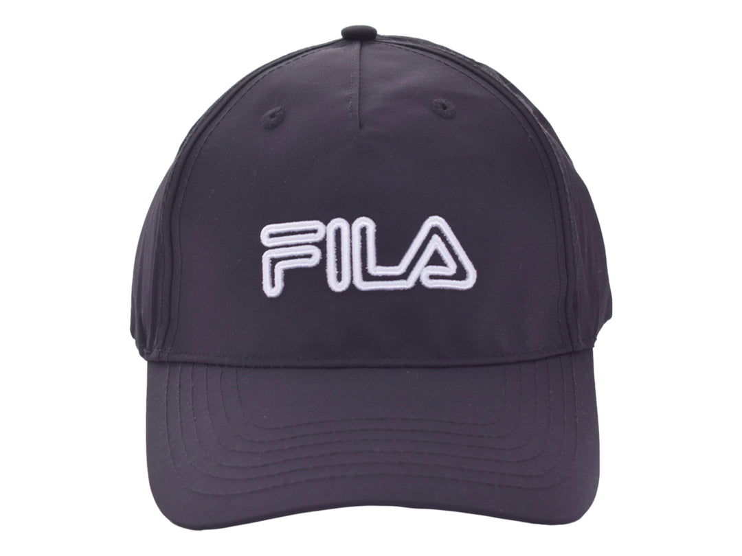 Gorra deportiva de color negro con el logotipo de FILA bordado en color blanco en la parte frontal.
