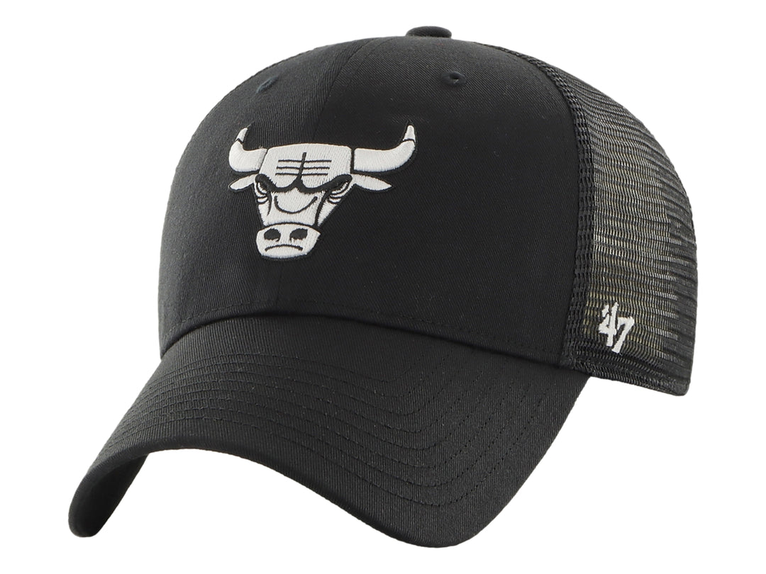 Gorra negra de estilo trucker con logo blanco de los Chicago Bulls en el frente y detalle 47 en el lateral.