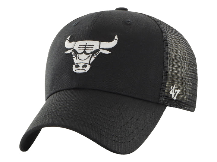 Gorra negra de estilo trucker con logo blanco de los Chicago Bulls en el frente y detalle 47 en el lateral.