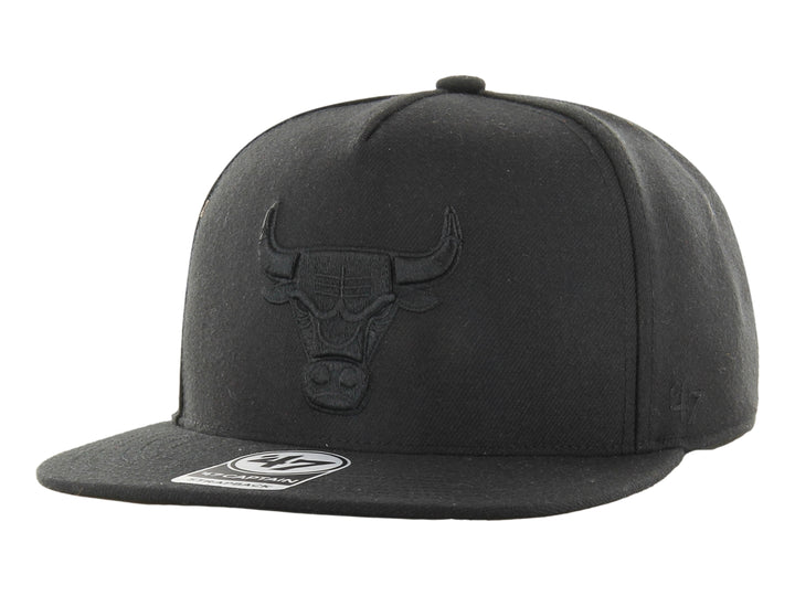 Gorra negra de visera plana con logo bordado en relieve de los Chicago Bulls.