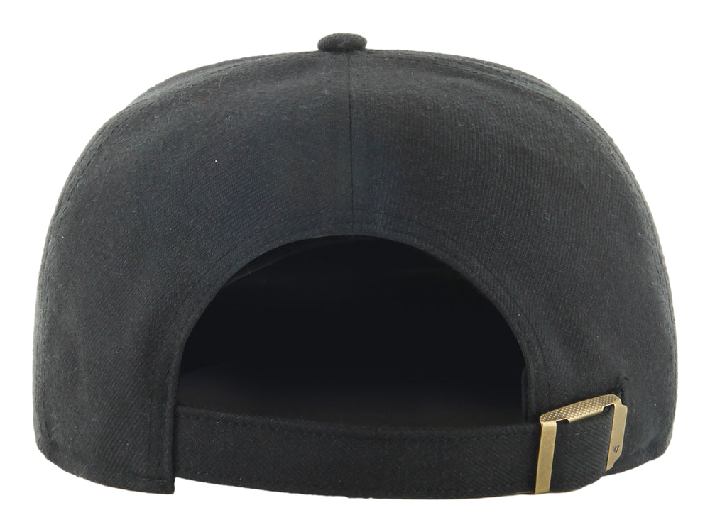 Gorra negra de visera plana con logo bordado en relieve de los Chicago Bulls.