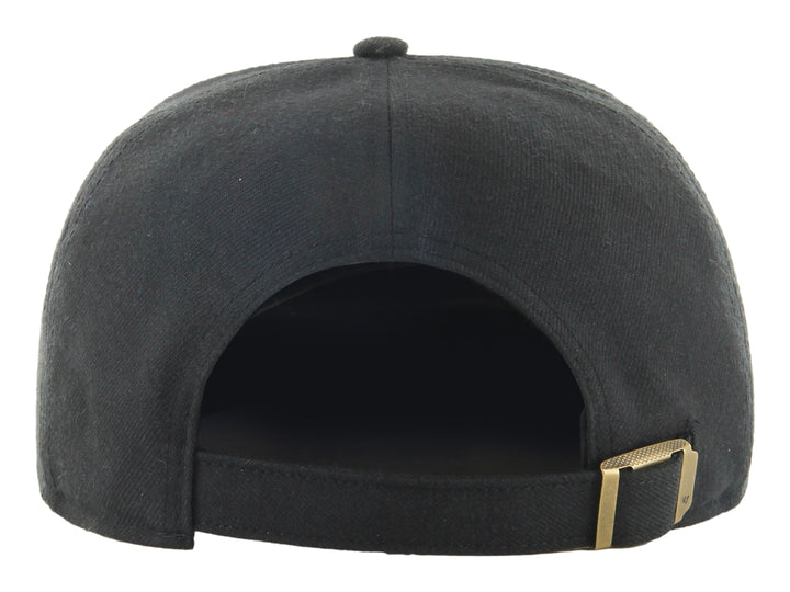 Gorra negra de visera plana con logo bordado en relieve de los Chicago Bulls.