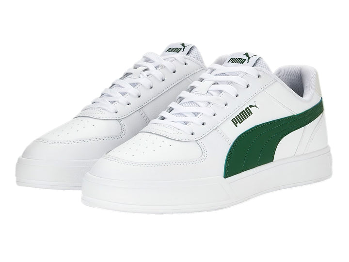 Tenis PUMA Caven en color blanco con franja lateral verde y suela blanca.
