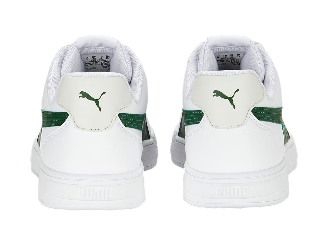 Tenis PUMA Caven en color blanco con franja lateral verde y suela blanca.