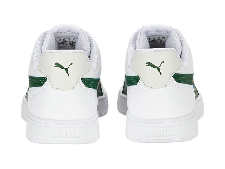 Tenis PUMA Caven en color blanco con franja lateral verde y suela blanca.