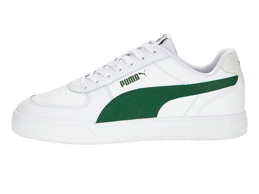 Tenis PUMA Caven en color blanco con franja lateral verde y suela blanca.