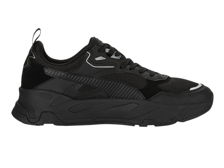 Tenis PUMA Trinity en color negro con detalles plateados y suela robusta.
