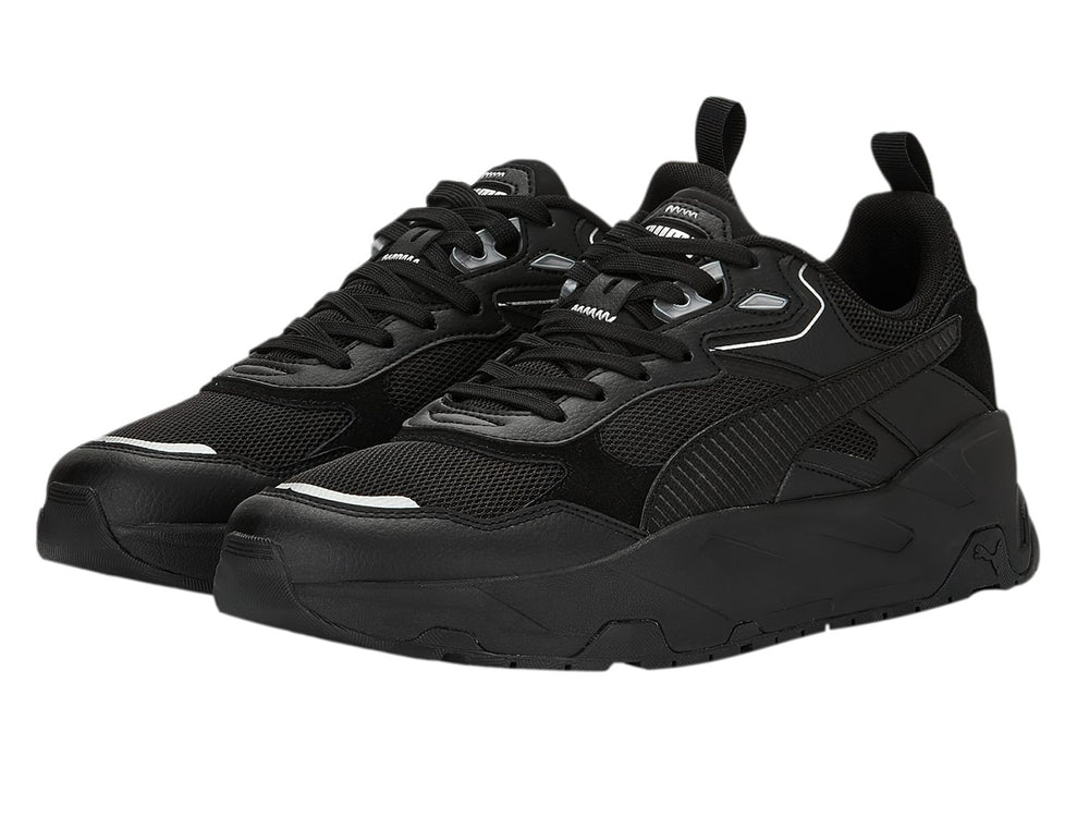 Tenis PUMA Trinity en color negro con detalles plateados y suela robusta.
