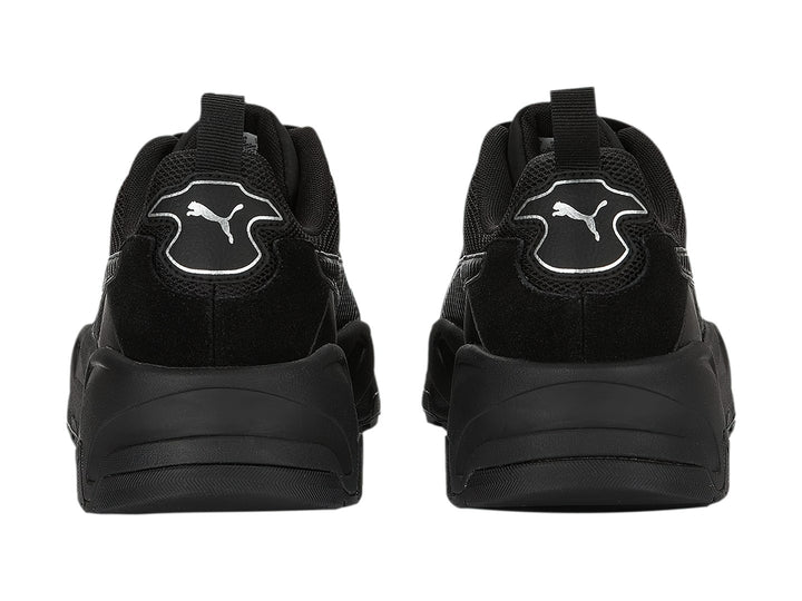 Tenis PUMA Trinity en color negro con detalles plateados y suela robusta.