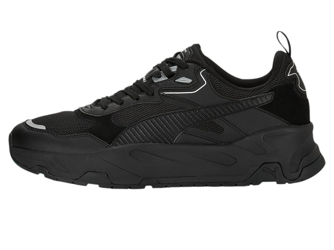Tenis PUMA Trinity en color negro con detalles plateados y suela robusta.