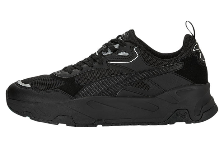 Tenis PUMA Trinity en color negro con detalles plateados y suela robusta.