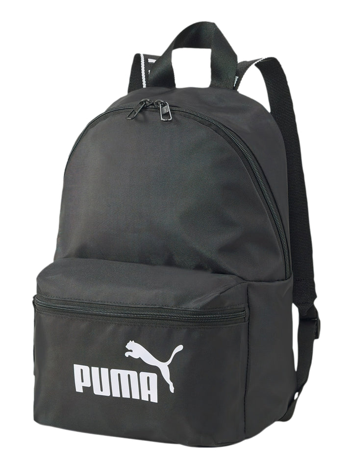 Mochila escolar PUMA de color negro con logotipo blanco en el bolsillo frontal.