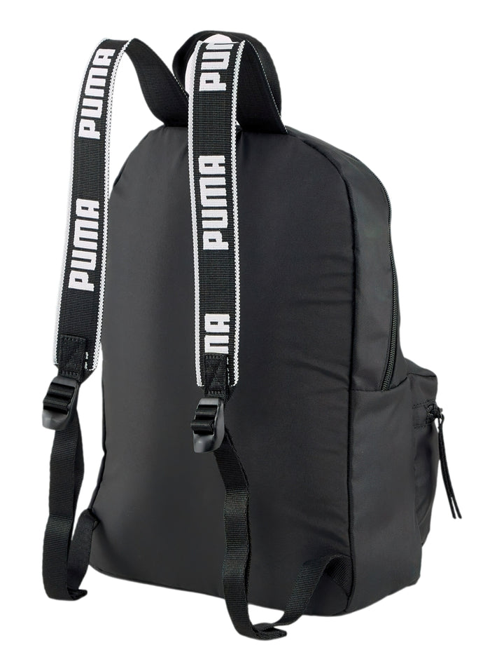 Mochila escolar PUMA de color negro con logotipo blanco en el bolsillo frontal.