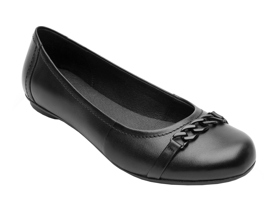 Zapato plano Flexi para mujer en color negro, fabricado en cuero con detalle trenzado en la parte frontal.