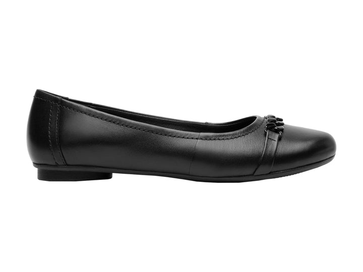 Zapato plano Flexi para mujer en color negro, fabricado en cuero con detalle trenzado en la parte frontal.